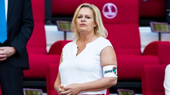 Bundesinnenministerin Nancy Faeser (SPD) trägt in Katar eine Armbinde mit der Aufschrift "One Love". - © Tom Weller/dpa