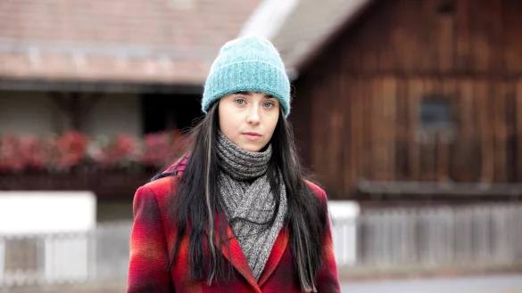 Lisa Schaller (Christina Cervenka) ist zurück in ihrem Heimatdorf Immerstill. - © Helga Rader/ZDF/dpa