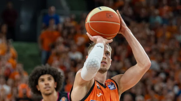 Ulms Kapit&auml;n Thomas Klepeisz wirft den Ball. - &copy; Stefan Puchner/dpa