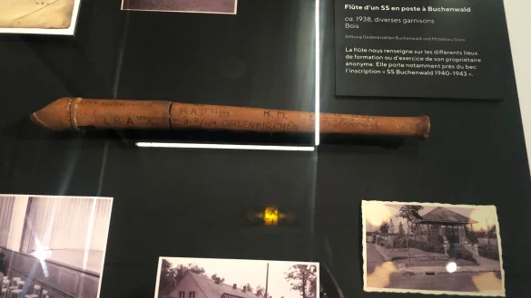 Eine Fl&ouml;te eines SS-Manns im Konzentrationslager Buchenwald und Fotos in einer Vitrine. - &copy; Michael Evers/dpa