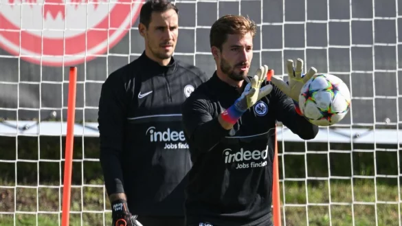 Jens Grahl und Kevin Trapp (r) beim Training von Eintracht Frankfurt. - &copy; Arne Dedert/dpa