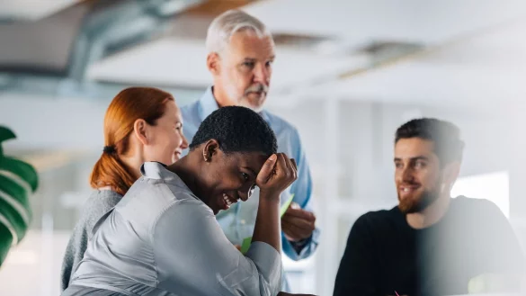Kein Grund im Boden zu versinken: Kleinere Missgeschicke im Job sind wom&ouml;glich erstmal unangenehm, oft aber auch schnell wieder vergessen. - &copy; Zacharie Scheurer/dpa-tmn