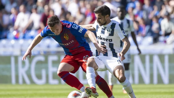 Sah nach einem Kopfsto&szlig; die Rote Karte: Taulant Xhaka (l) vom FC Basel. - &copy; Georgios Kefalas/KEYSTONE/dpa