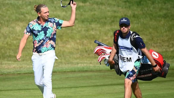 Golfprofi Marcel Siem am letzten Loch - &copy; Jonas Walzberg/dpa