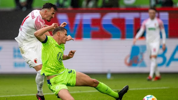 Neu-Nationalspieler Mergim Berisha traf zum Augsburger 2:0 in Wolfsburg. - &copy; David Inderlied/dpa