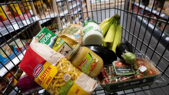 Der Wocheneinkauf kostet deutlich mehr als fr&uuml;her. Wer bei Lebensmitteln Geld sparen m&ouml;chte, kann aber auf ein paar Dinge achten. Zum Beispiel auch mal abends einkaufen gehen. - &copy; Sven Hoppe/dpa/dpa-tmn