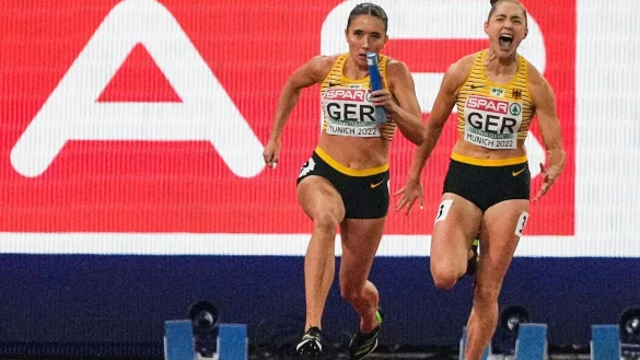 Den Test f&uuml;r die WM 2023 in Budapest verpatzte die deutsche Staffel um Rebekka Haase (l) und Gina L&uuml;ckenkemper (r). - &copy; Soeren Stache/dpa