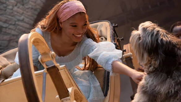 Halle Bailey als Ariel in einer Szene des Films "Arielle, die Meerjungfrau". - &copy; Giles Keyte/Disney/dpa