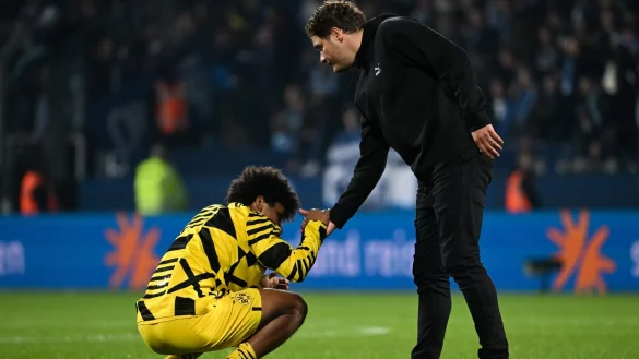 Trainer Edin Terzic gibt Karim Adeyemi die Hand. - &copy; Federico Gambarini/dpa