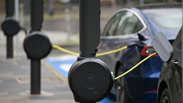 Die Zahl der E-Autos w&auml;chst und damit der Bedarf an Lades&auml;ulen im &ouml;ffentlichen Raum. - &copy; Arne Dedert/dpa