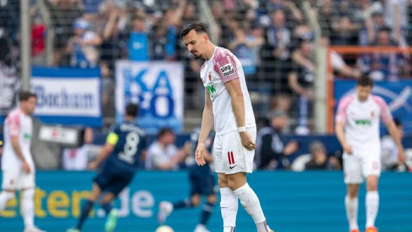 Augsburgs Mergim Berisha &auml;rgert sich nach dem Bochumer Tor zum 2:1. - &copy; David Inderlied/dpa/Archivbild