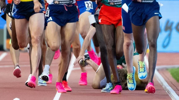 5000-Meter-L&auml;ufer Sam Parsons liegt nach einem Sturz auf der Bahn. - &copy; Sven Hoppe/dpa