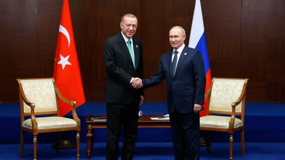 Handschlag: Der t&uuml;rkische Pr&auml;sident Recep Tayyip Erdogan und sein russischer Amtskollege Wladimir Putin. - &copy; Vyacheslav Prokofyev/Pool Sputnik Kremlin/AP/dpa