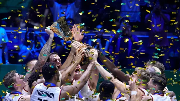 Die Deutsche Basketball-Nationalmannschaft feiert mit dem WM-Pokal. Im Finale besiegte das Team Serbien. - &copy; Michael Conroy/AP/dpa