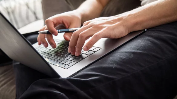 Ab dem Sommer sollen Rentenversicherte einen komfortableren und umfangreicheren Online-Zugriff auf pers&ouml;nliche Informationen zu ihrer Altersvorsorge bekommen. - &copy; Christin Klose/dpa-tmn