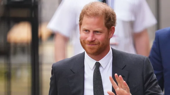 Prinz Harry (l), Herzog von Sussex, nimmt an der Kr&ouml;nungszeremonie seines Vaters teil. - &copy; Victoria Jones/PA Wire/dpa