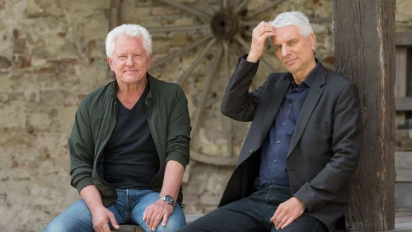 Die Schauspieler Miroslav Nemec (l, als Ivo Batic) und Udo Wachtveitl (als Franz Leitmayr), aufgenommen bei Dreharbeiten f&uuml;r den Tatort &laquo;Wunder gibt es immer wieder&raquo;. - &copy; Tobias Hase/dpa
