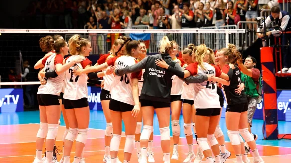 Die deutsche Nationalmannschaft jubelt &uuml;ber ihren Sieg gegen das Team aus Aserbaidschan. - &copy; Thomas Banneyer/dpa