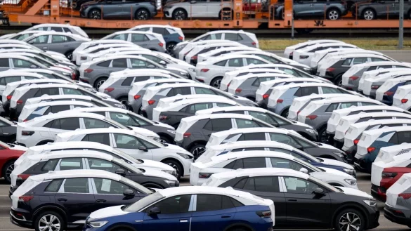 Fertige vollelektrische Fahrzeuge aus dem Volkswagenwerk in Zwickau auf einem Werksparkplatz. - &copy; Hendrik Schmidt/dpa