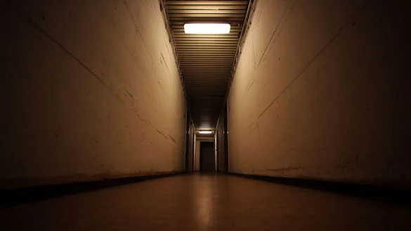 Blick in einen Gang des ehemaligen Bunkers der rheinland-pfälzischen Landesregierung in Alzey. In Deutschland war 2007 entschieden worden, die öffentlichen Schutzräume abzuwickeln. Dieser Prozess wurde im März 2022 zunächst gestoppt. - © Fredrik Von Erichsen/dpa