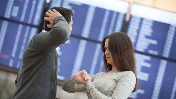 Bei Flugversp&auml;tungen haben Passagiere laut EU-Recht Anspruch auf Betreuungsleistungen. Dazu z&auml;hlen Mahlzeiten und Erfrischungen &laquo;in angemessenem Verh&auml;ltnis zur Wartezeit&raquo;. - &copy; Christin Klose/dpa-tmn