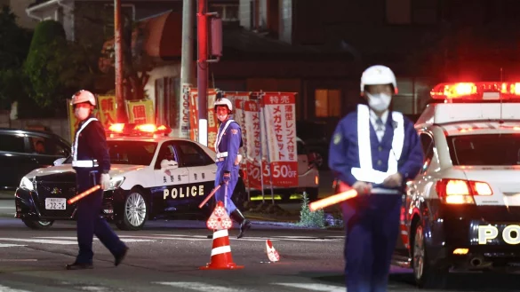 Polizisten in Nakano in der N&auml;he eines Geb&auml;udes, in dem sich der T&auml;ter Mann verschanzt hat. - &copy; Takuto Kaneko/Kyodo News/AP/dpa