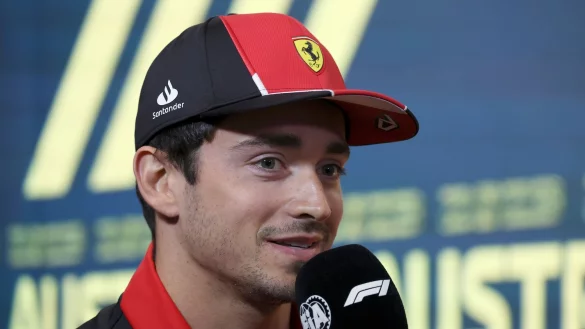 Charles Leclerc aus Monaco von Team Ferrari beantwortet in Melbourne die Fragen von Journalisten. - &copy; Asanka Brendon Ratnayake/AP