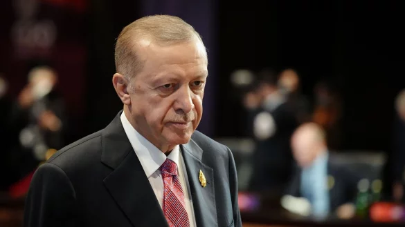 In Stockholm war eine dem türkischen Präsidenten Erdogan ähnelnde Puppe an den Füßen aufgehängt worden. - © Kay Nietfeld/dpa