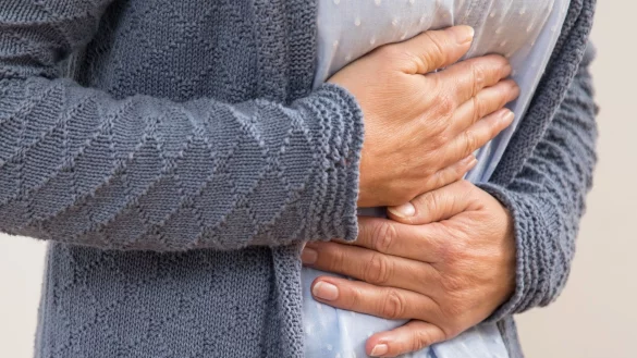 Haben Frauen einen Herzinfarkt, treten h&auml;ufiger weniger eindeutige Symptome auf - etwa &Uuml;belkeit oder Erbrechen sowie Schmerzen im Oberbauch oder im R&uuml;cken. - &copy; Christin Klose/dpa-tmn