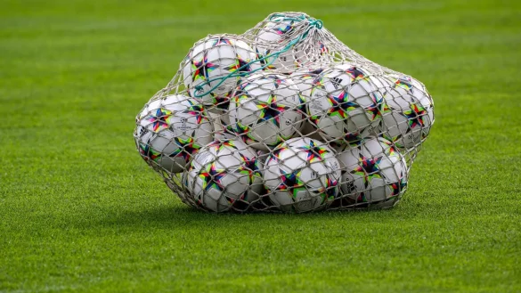 Der ehemalige Trainer des englischen Viertligisten FC Crawley ist wegen rassistischer &Auml;u&szlig;erungen lange gesperrt worden. - &copy; Peter Kneffel/dpa