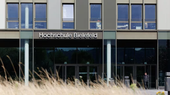 Blick auf den Eingang zur Hochschule Bielefeld (HSBI). - &copy; Friso Gentsch/dpa