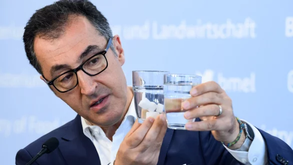 &laquo;Fertigprodukte f&uuml;r Kinder und Erwachsene m&uuml;ssen ges&uuml;nder werden&raquo;, sagt Cem &Ouml;zdemir. - &copy; Bernd von Jutrczenka/dpa