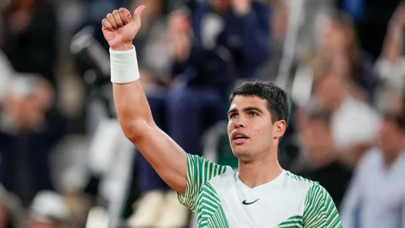 Carlos Alcaraz freut sich auf das Halbfinale gegen Nowak Djokovic. - © Thibault Camus/AP/dpa