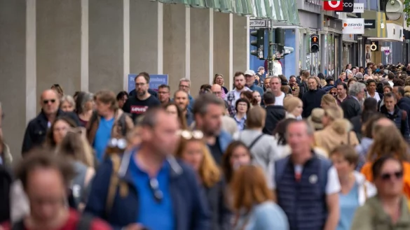Zahlreiche Menschen gehen an den Gesch&auml;ften in Berlin vorbei. - &copy; Monika Skolimowska/dpa