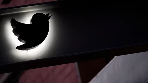 Twitter steht immer wieder für seinen Umgang mit Desinformation in der Kritik. - © Mary Altaffer/AP