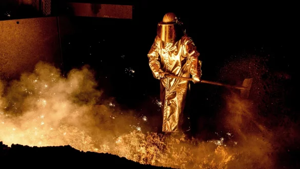 Mit der Eisen- und Stahlerzeugung geht ein hoher Anteil von Treibhausgasen einher. - &copy; Hauke-Christian Dittrich/dpa