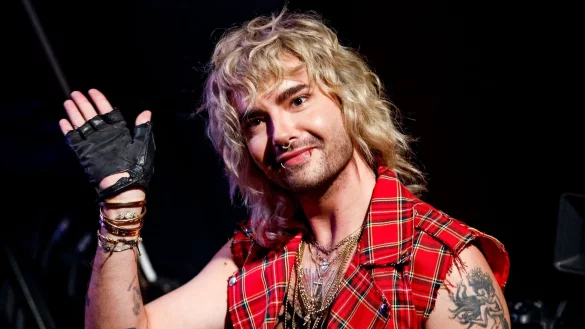 Designer, Musiker und Buchautor Bill Kaulitz winkt. - &copy; Axel Heimken/dpa/Archivbild