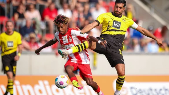 Dortmunds Spieler Emre Can (r) und Erfurts Keliano Tavares im Duell. - &copy; Jan Woitas/dpa