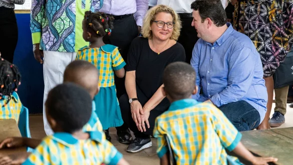 Bundesentwicklungsministerin Svenja Schulze und Bundesarbeitsminister Hubertus Heil besuchen eine Schule der Sunbeam Foundation in Ghana. - &copy; Christophe Gateau/dpa