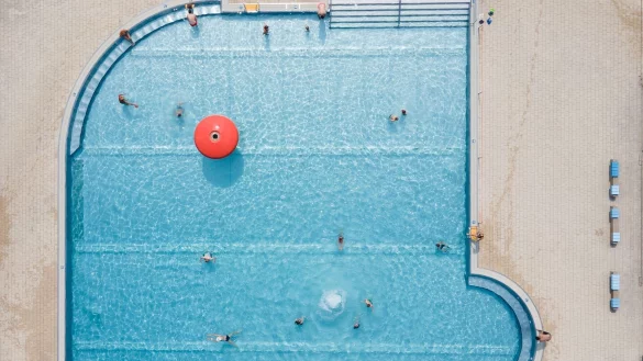 Badeg&auml;ste im Dresdener Stauseebad Cossebaude. - &copy; Sebastian Kahnert/dpa