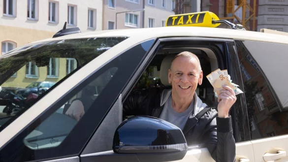 Thomas Hackenberg f&auml;hrt das &laquo;Quiz Taxi&raquo;. - &copy; Boris Breuer/Kabel 1/dpa