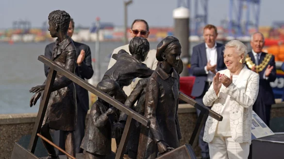 Dame Stephanie Shirley (r), bei der Enth&uuml;llung eines Denkmals f&uuml;r den Kindertransport am Kai von Harwich 2022. - &copy; Joe Giddens/PA Wire/dpa