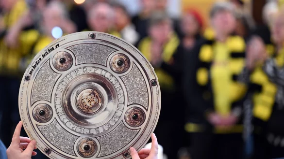 In Dortmund sieht man vor dem 34. Spieltag &uuml;berall das Objekt der Begierde: die Meisterschale. - &copy; Federico Gambarini/dpa