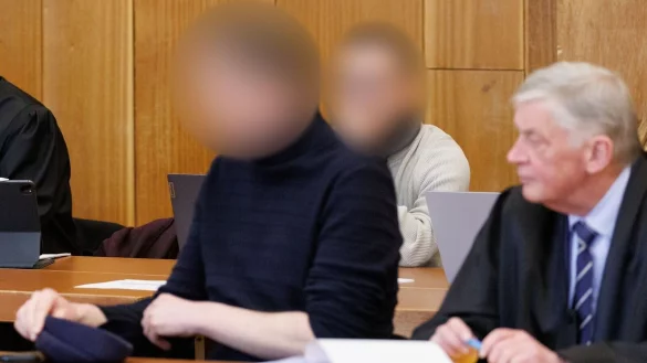 Zwei der insgesamt vier wegen fahrl&auml;ssiger T&ouml;tung sowie fahrl&auml;ssiger K&ouml;rperverletzung angeklagten M&auml;nner beim Prozessbeginn in Schweinfurt. - &copy; Daniel Karmann/dpa