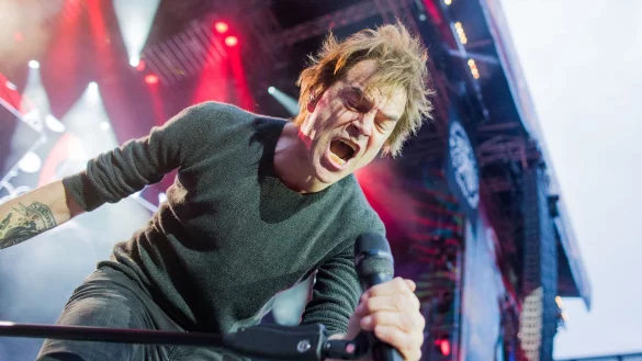 Campino, S&auml;nger der Band "Die Toten Hosen", steht w&auml;hrend eines Konzerts auf der B&uuml;hne. - &copy; Rolf Vennenbernd/dpa/Archiv