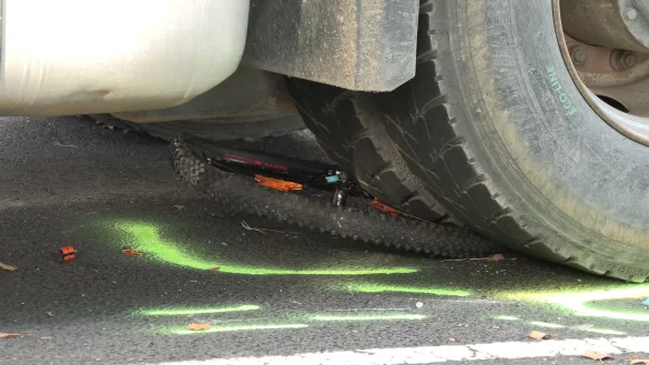 Ein Lastwagenreifen steht auf einem Kinderfahrrad. - &copy; Vincent Kempf/dpa