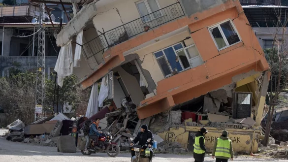 Das Beben vor einem Monat in der T&uuml;rkei und Syrien hat Zehntausende obdachlos gemacht und vertrieben. - &copy; Boris Roessler/dpa