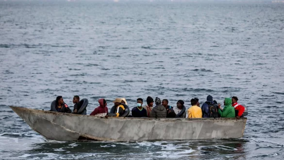 Mit der Hoffnung, das Ziel Europa zu erreichen: Migranten in einem Boot. - &copy; Khaled Nasraoui/dpa