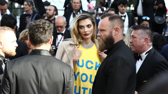 Alina Baikowa (M) trägt ein T-Shirt in den Farben der ukrainischen Flagge mit der Aufschrift «Fuck You Putin». - © Mickael Chavet/ZUMA Press Wire/dpa