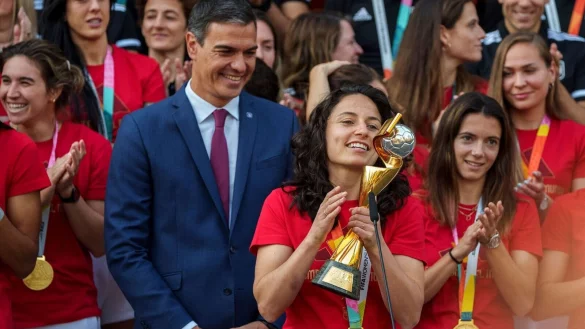 Spaniens Kapit&auml;nin Ivana Andr&eacute;s mit dem WM-Pokal. - &copy; Manu Fernandez/AP/dpa